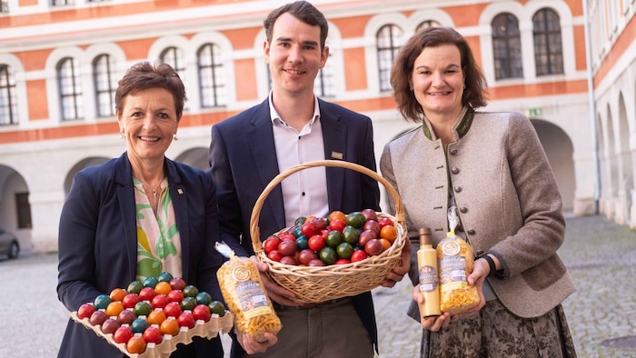 Kammer-Vizepräsidentin Maria Pein (links), Hans-Peter Schlegl (Obmann Geflügelwirtschaft ...