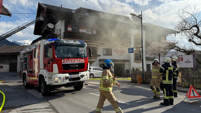 Wegen des Feuerwehreinsatzes war die Landesstraße drei Stunden gesperrt. 