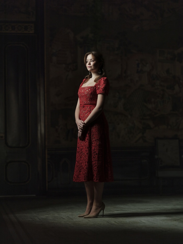 Prinzessin Ariane im roten Spitzenkleid und eleganten hohen Schuhen.