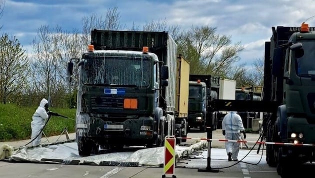 Nach der Rückkehr aus der Slowakei wurde die Einsatzflotte an der Grenze in Kittsee dekontaminiert. (Bild: ÖBH, Krone KREATIV)