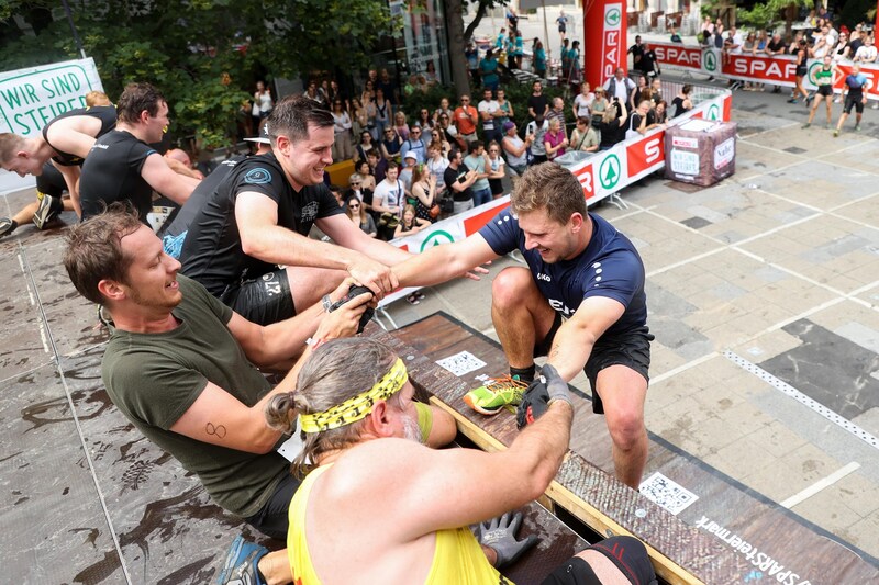 Nur wer zusammenhält, kann die Hindernisse der Grazathlon bewältigen (Bild: GEPA pictures/ Christian Walgram)