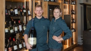 Verena Gruber und Claus Birklbauer in ihrem neuen Lokal. (Bild: Haijes Jack)