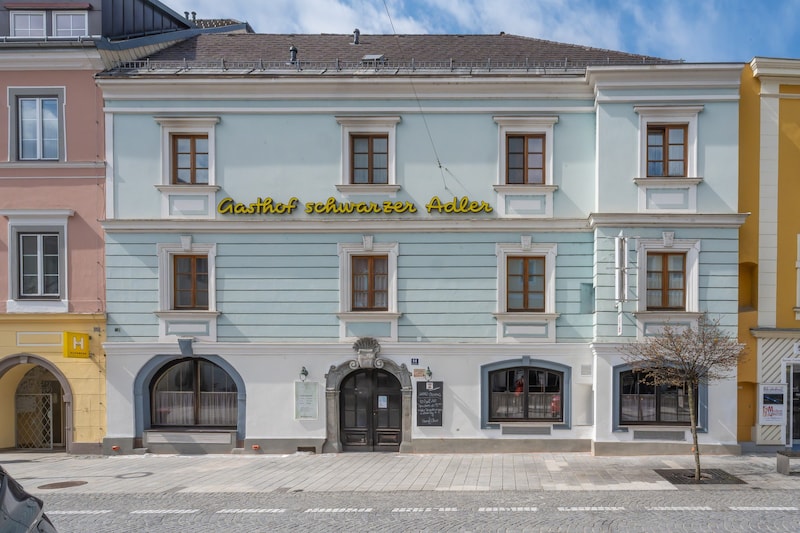 Das Haus am Kirchdorfer Hauptplatz hat eine lange Gastro-Tradition. Zuletzt wurde italienisch gekocht, jetzt eröffnet ein Restaurant mit heimischer Küche. (Bild: Haijes Jack)