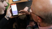 Die Jugend erklärt jetzt den Omas und Opas, wie sie etwa auch ihr Passwort am Smartphone ändern ...