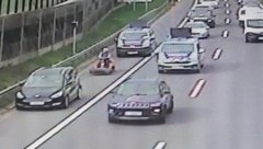 Die Polizei eskortierte den Mann von der Autobahn (Bild: Asfinag)