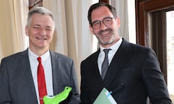 Finanzstadtrat Manfred Eber (KPÖ, links) mit Finanzdirektor Johannes Müller 