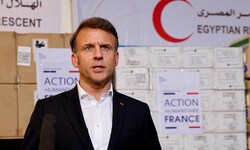 Frankreichs Präsident Emmanuel Macron während einer Pressekonferenz vor Hilfslieferungen an den ...