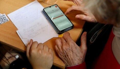 Der Senior ärgert sich über seinen Netzbetreiber.