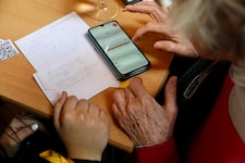 Oftmals passiert Weiterbildung im Sinne der Digitalisierung in der Familie. Wenn nicht, bietet ...