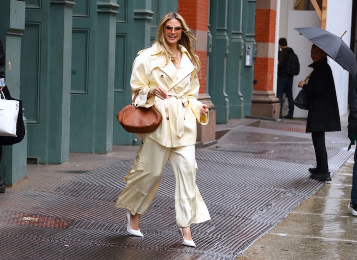 Heidi Klum ist von der neuen Trendfarbe sichtlich begeistert.