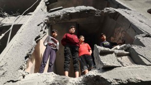 Kinder nach einem israelischen Angriff im Gazastreifen