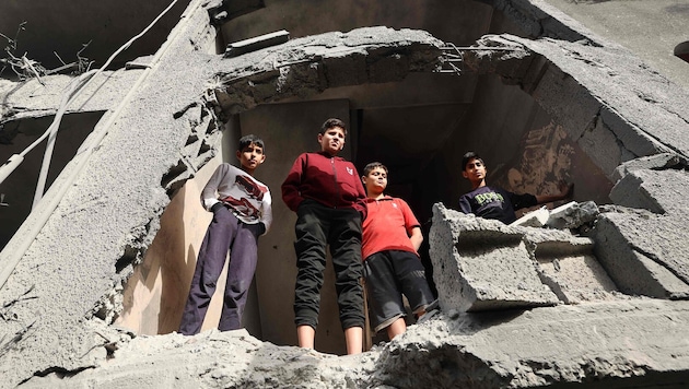Kinder nach einem israelischen Angriff im Gazastreifen