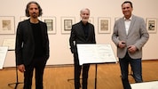 Kurator Roman Grabner, Peter Peer, Leiter der Neuen Galerie, und Josef Schrammel, ...