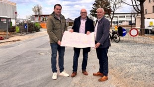 Lokalaugenschein in der Sportlände. Bauhofchef Markus Imre, Bürgermeister Georg Rosner und Vizebürgermeister Michael Leitgeb (Bild: Carina Fenz)