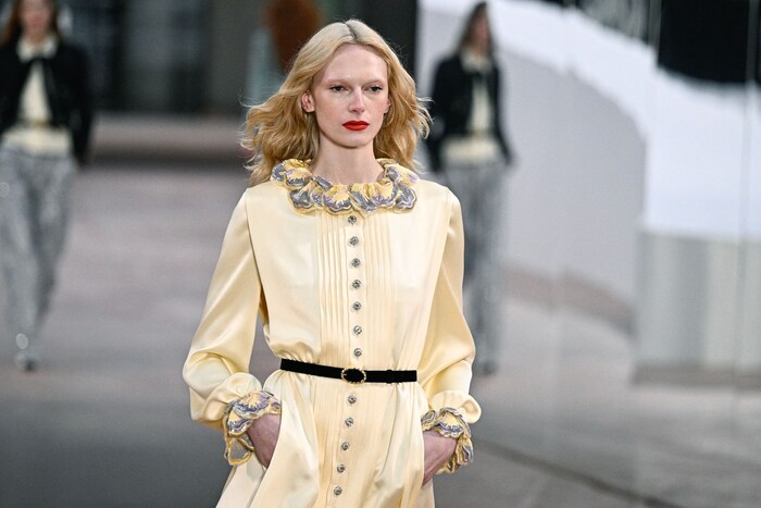 Ein Model am Laufsteg von Chanel
