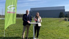 Christine Bösch-Vetter und Bernie Weber beim Auftakt der Kampagne „Ohne Boden kein Leben“ in Hohenems. (Bild: Grüne Vorarlberg)