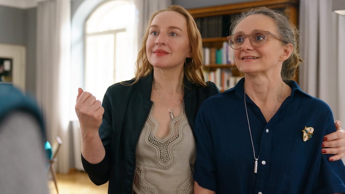 Brigitte Hobmeier und Gerti Drassl stehen als Feministinnen-Paar vor der Kamera.