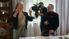 Hobmeier bei den Dreharbeiten zu „So haben wir dich nicht erzogen“ mit Kameramann Carsten Thiele und Regisseur Michael Kreihsl. (Bild: ORF)