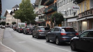 Ein gewohntes Bild: Der Ausweichverkehr staut sich durch das Zentrum von Golling. (Bild: Tröster Andreas)