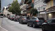 Ein gewohntes Bild: Der Ausweichverkehr staut sich durch das Zentrum von Golling.