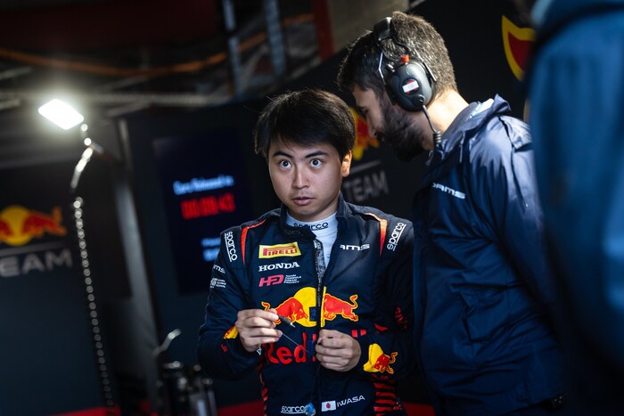 Ayumu Iwasa wird im Auto von Verstappen Platz nehmen.