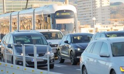 Weil große Fahrzeuge nun „Ehrfurcht“ vor den Betonfahrbahnteilern haben, sind die ...