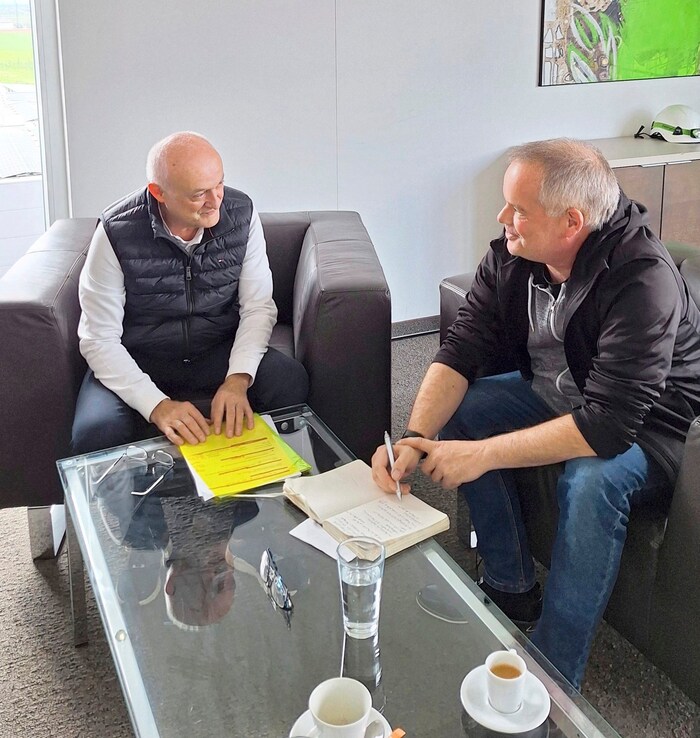 Er gilt als die „graue Eminenz der Mobilfunktechnik“: Besuch von „Krone“-Redakteur Andi Leisser ...