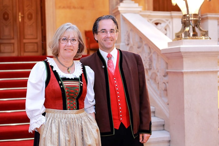 Hedi Preissegger, am Foto mit Grenzlandchor Arnoldstein-Obmann Stefan Marko, stimmt beim offenen ...