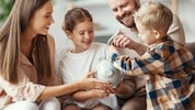 Je nach Alter der Kinder können Eltern unterschiedliche Finanzbildungs-Maßnahmen in den Alltag ...