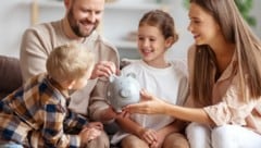 Familien können mit einem regelmäßigen Fixkostenvergleich besonders viel sparen.