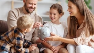 Familien können mit einem regelmäßigen Fixkostenvergleich besonders viel sparen. (Bild: JenkoAtaman - stock.adobe.com)