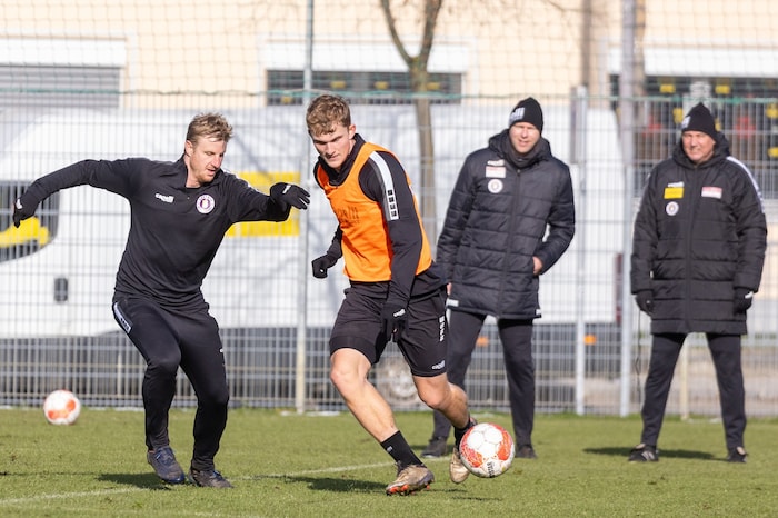 Der Vertrag von Co-Trainer Martin Lassnig (hi./li.) läuft aus. 