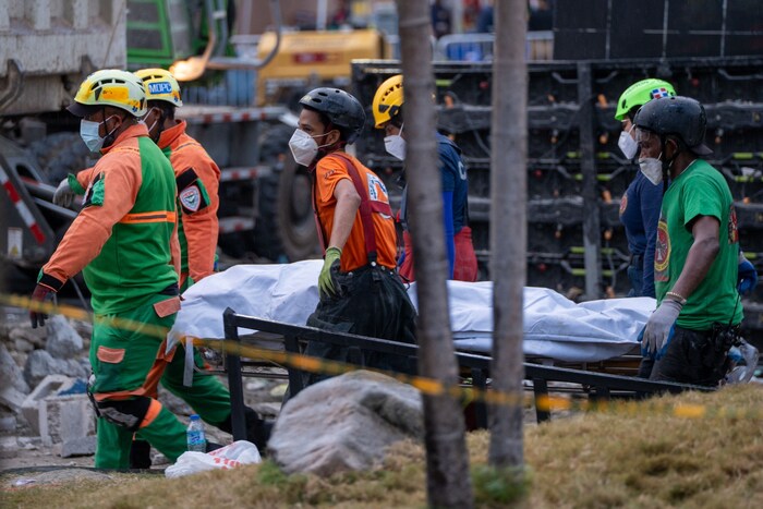 Einsatzkräfte transportieren ein Todesopfer von der Unglücksstelle.