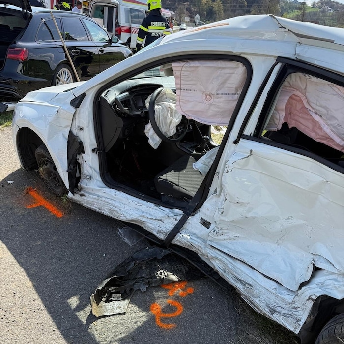 Die Autos kollidierten seitlich.