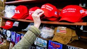 Ob die Fanartikel aus dem eigenen Shop oder gefälschte „MAGA“-Produkte – für die Anhänger Trumps ...