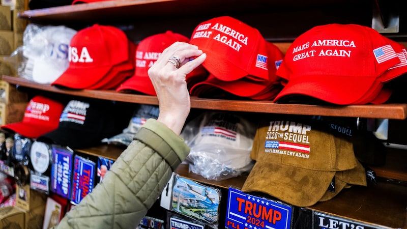 Die berühmten „Make America Great Again“-Käppchen  (Bild: APA/AFP)