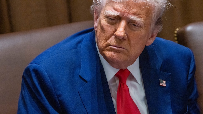 Noch freut sich US-Präsident Donald Trump über die Wahl des ersten US-Amerikaners zum Papst und will Robert Francis Prevost unbedingt treffen. Doch die Freude könnte rasch verpuffen, denn Leo XIV. ist ein weltgewandter, mehrere Sprachen sprechender Kirchenmann und kein erzkonservativer nationalistischer Yankee. (Bild: EPA/SHAWN THEW / POOL) Noch freut sich US-Präsident Donald Trump über die Wahl des ersten US-Amerikaners zum Papst und will Robert Francis Prevost unbedingt treffen. Doch die Freude könnte rasch verpuffen, denn Leo XIV. ist ein weltgewandter, mehrere Sprachen sprechender Kirchenmann und kein erzkonservativer nationalistischer Yankee. (Bild: EPA/SHAWN THEW / POOL)