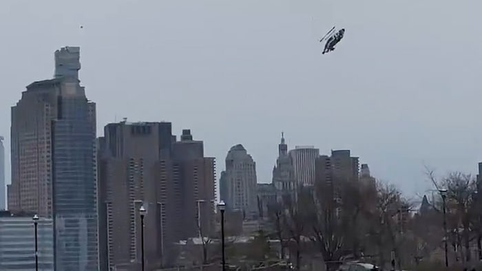 Hier stürzt der Hubschrauber quasi senkrecht in Richtung Wasser.