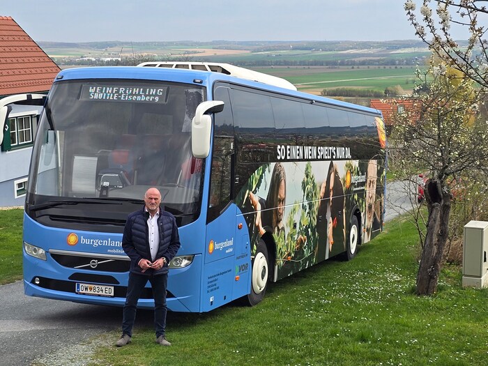 Mit dem Bus geht es gratis von Weingut zu Weingut.
