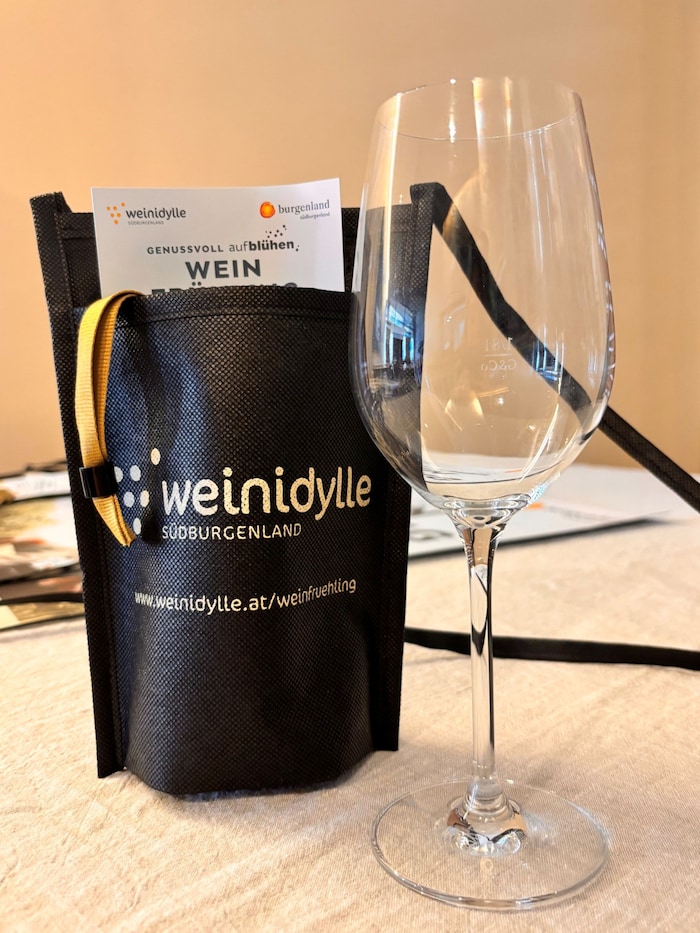 Im Vorverkauf kosten die Tickets 52 Euro.