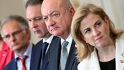 Die Regierungsspitze um Kanzler Christian Stocker (Mi.) kommt nach Leogang, schläft aber nicht ...