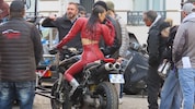 Bella Hadid sorgt bei Dreharbeiten iin Paris für Aufsehen. 