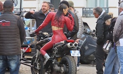 Bella Hadid sorgt bei Dreharbeiten iin Paris für Aufsehen. 