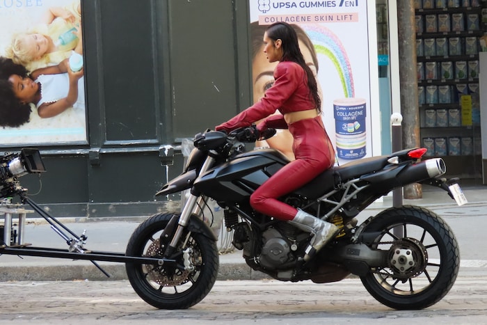 Bella Hadid beim Paris-Dreh für die FX-Serie „The Beauty“