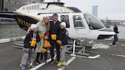 Der spanische Siemens-Manager Agustin Escobar mit seiner Frau und seinen drei Kindern sowie der ...