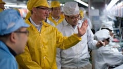 Apple-Chef Tim Cook besichtigt eine Fabrik des Fertigungspartners Foxconn: Der Konzern aus Taiwan baut in riesigen Fabriken in Ländern wie China, Indien und Vietnam Hardware für globale Marken zusammen. (Bild: Apple)