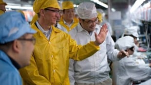 Apple-Chef Tim Cook besichtigt eine Fabrik des Fertigungspartners Foxconn: Der Konzern aus Taiwan baut in riesigen Fabriken in Ländern wie China, Indien und Vietnam Hardware für globale Marken zusammen. (Bild: Apple)
