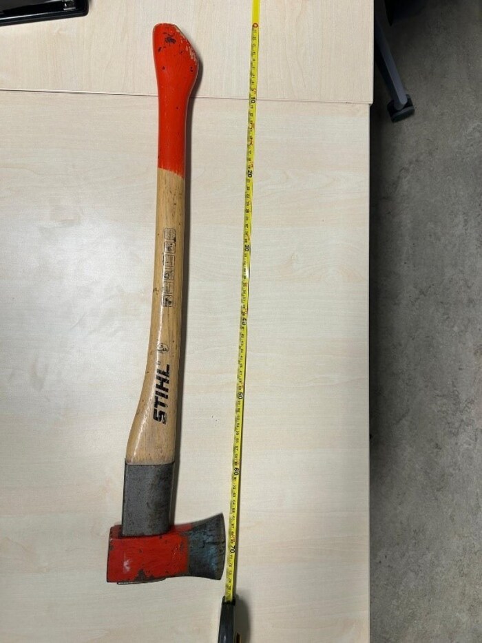 Mit dieser Axt (Bild oben) soll der US-Staatsbürger den Bauarbeiter bedroht haben.
