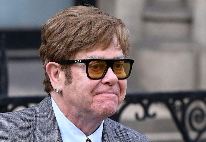 Ein Besuch bei und langes Gespräch mit Elton John inspirierte Dirie zur Malerei.