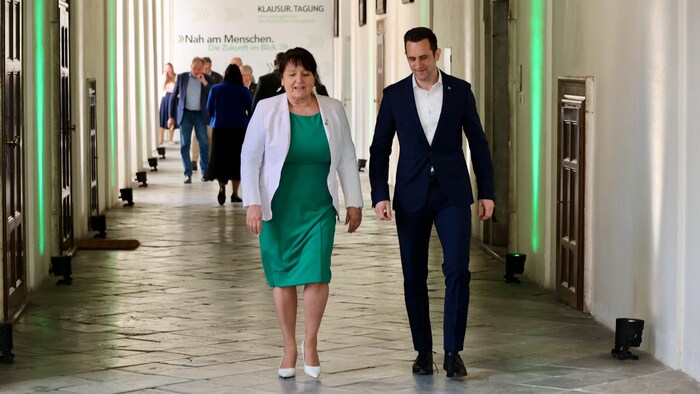 Khom im Gleichschritt mit Schnitzer.